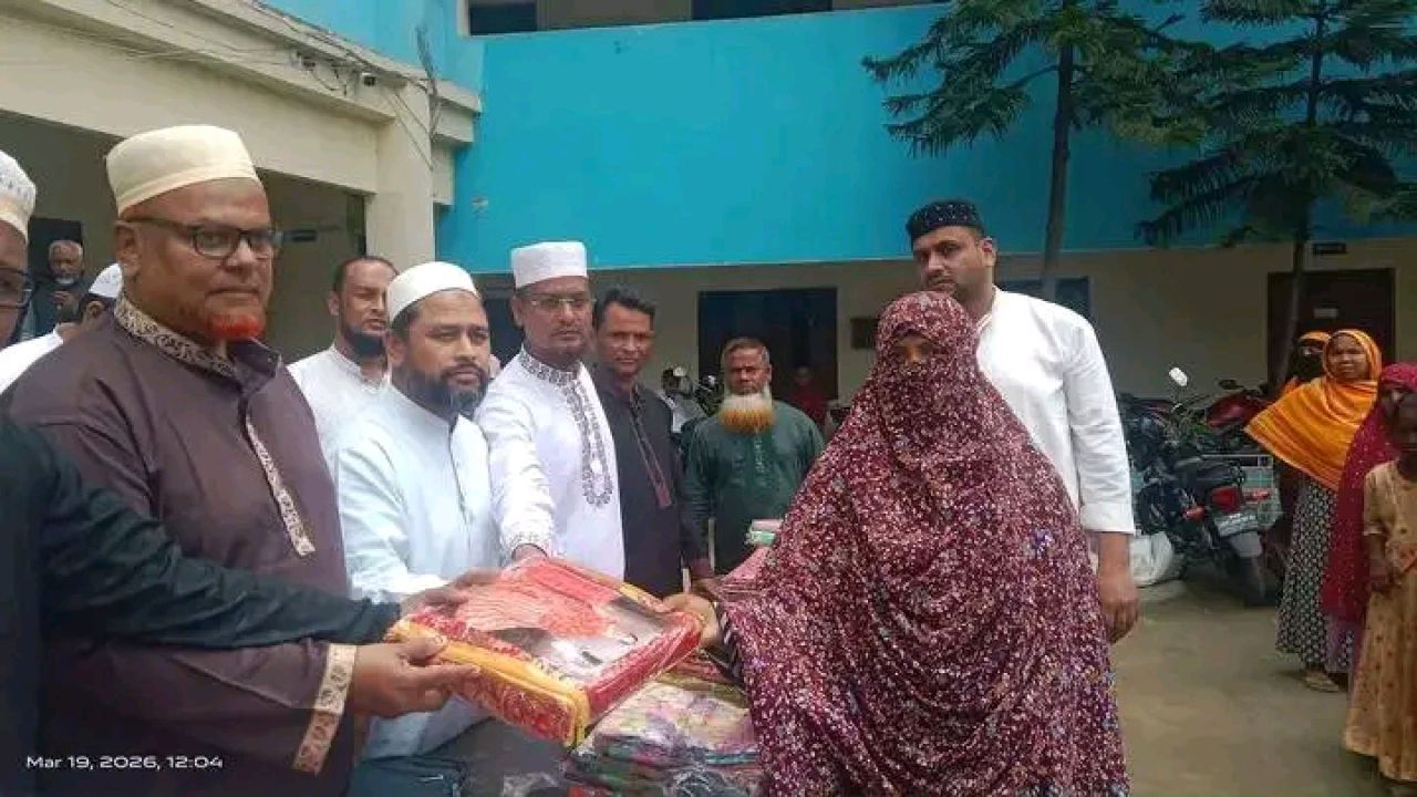 ঈদ উপলক্ষে নীলফামারী-৪ কিশোরগঞ্জ আসনে দুঃস্থদের মাঝে শাড়ি বিতরণ