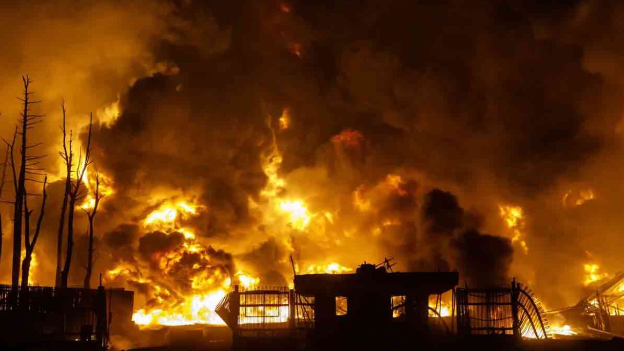 কাতারের গ্যাসক্ষেত্রে হামলার পর বিশ্ববাজারে জ্বালানি তেলের দামে রেকর্ড উল্লম্ফন