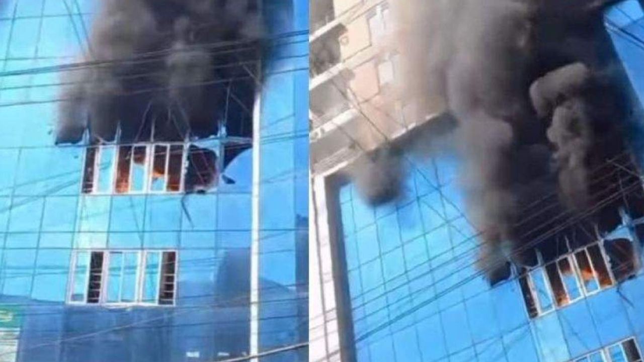 চট্টগ্রামের টেরিবাজারে ভয়াবহ অগ্নিকাণ্ড: ধোঁয়ায় শ্বাসরুদ্ধ হয়ে দুইজনের মৃত্যু 