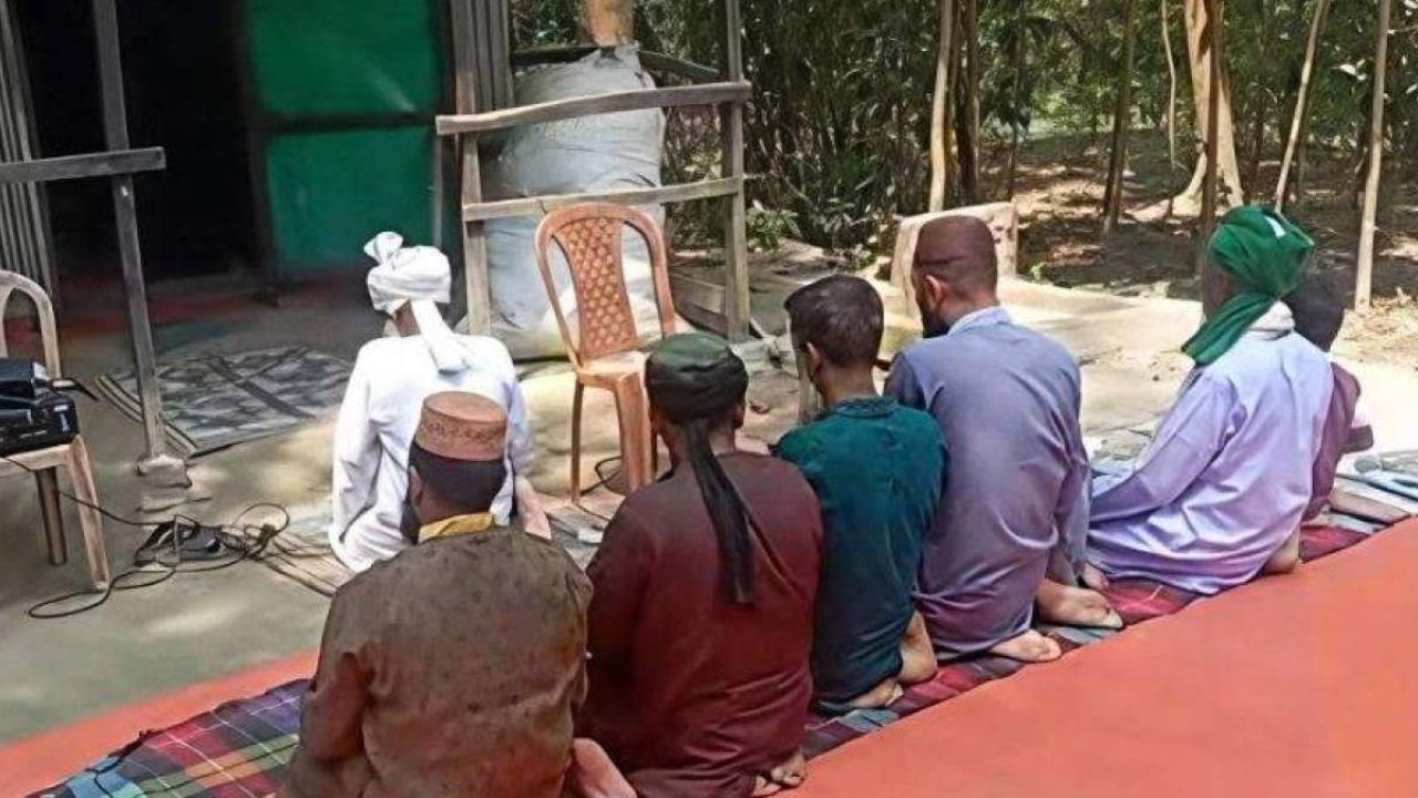 চাঁদপুরে ৭ জন নিয়ে আগাম ঈদের নামাজ আদায়: এলাকায় ব্যাপক চাঞ্চল্য