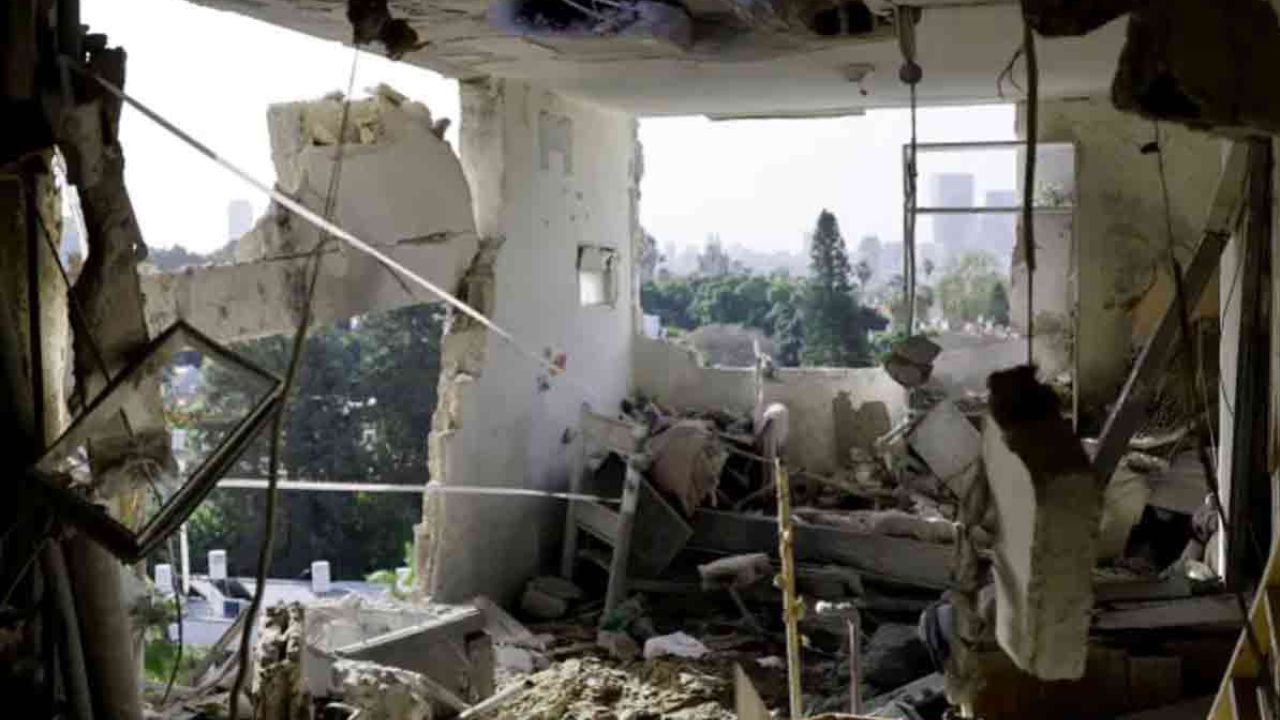 ইরানি ক্ষেপণাস্ত্রের আঘাতে রণক্ষেত্র তেল আবিব: ইসরায়েলের একাধিক ভবন বিধ্বস্ত