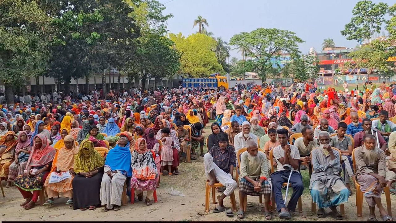 জয়পুরহাটে ২ হাজার অসহায় মানুষের মাঝে ঈদ উপহার বিতরণ