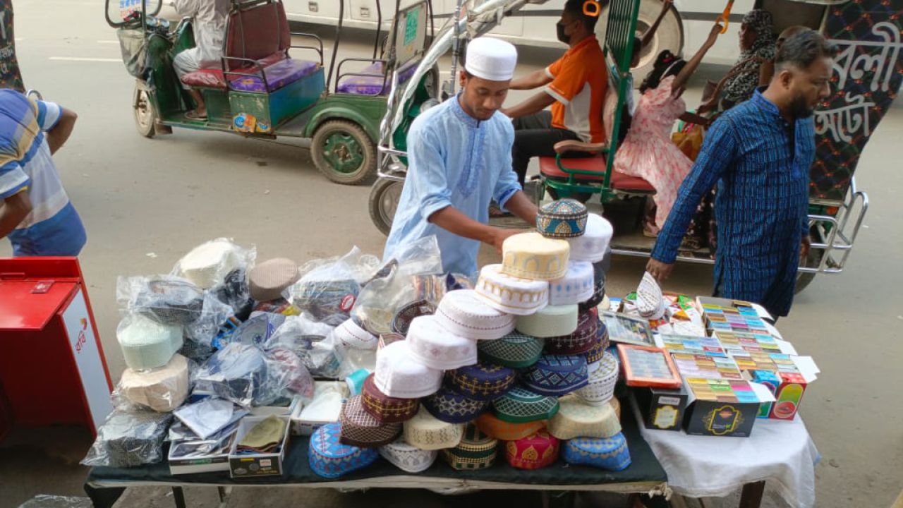 ঈদকে ঘিরে জয়পুরহাটে টুপির বাজারে বাড়ছে চাহিদা