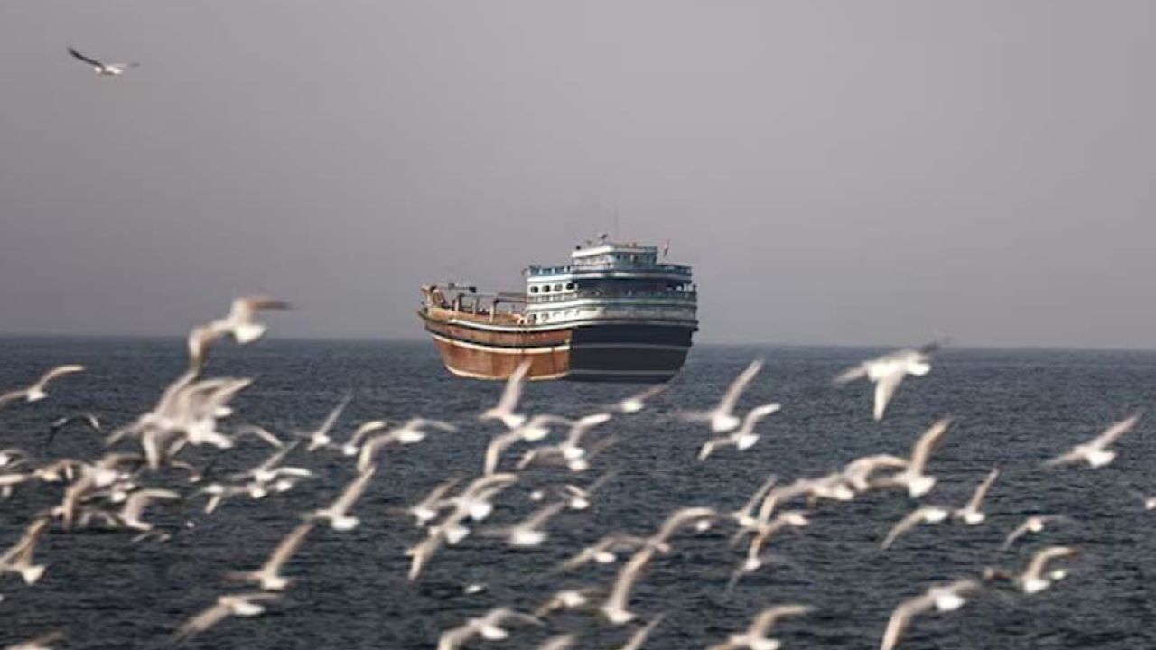 হরমুজ প্রণালিতে টোল আদায় শুরু ইরানের: এক জাহাজ থেকেই নিল ২০ লাখ ডলার