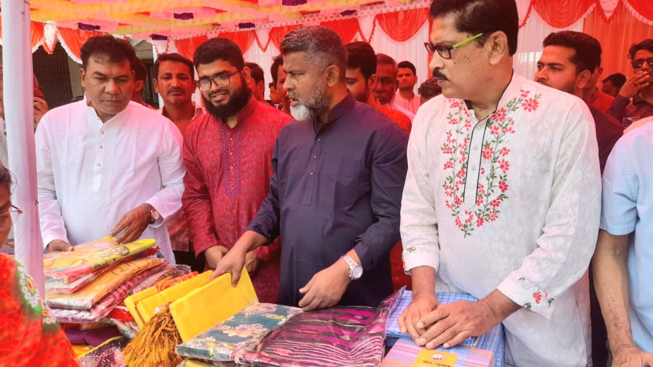 ৩ হাজার ৫ শত অসহায় মানুষের হাতে ঈদ উপহার তুলে দিলেন এমপি ফজলে হুদা বাবুল    পবিত্র ঈদ-উল-ফিতর উপলক্ষে নওগাঁর মহাদেবপুর ও বদলগাছীতে মাননীয় প্রধানমন্ত্রীর নির্দেশনায় ঈদ উপহার বিতরণ করা হয়েছে৷     আজ শুক্রবার২০মার্চ সকাল ১১টার দিকে মহাদেবপুরের জাহাঙ্গীরপুর মডেল উচ্চ বিদ্যালয় মাঠে এবং বিকাল ৩ টায় বদলগাছী লাবণ্য প্রভা পাইলট ও কমিউনিটি গার্লস হাইস্কুল প্রাঙ্গণে ৪৮ নওগাঁ-৩মহাদেবপুর-বদলগাছী আসনের মাননীয় সংসদ সদস্য ফজলে হুদা বাবুল এসব ঈদ উপহার বিতরণ করে।    প্রধানমন্ত্রী তারেক রহমানের ত্রাণ ও কল্যাণ তহবিল থেকে বরাদ্দকৃত ঈদ উপহার সামগ্রীর সাথে ফজলে হুদা বাবুলের নিজস্ব অর্থায়নে মহাদেবপুর ও বদলগাছী উপজেলায় প্রায় ৩ হাজার ৫ শত গরিব নারী-পুরুষদের মাঝে শাড়ি, লুঙ্গি,পাঞ্জাবী, থ্রিপিস সহ অন্যান্য ঈদ উপকরণ বিতরণ করা হয়।    ফজলে হুদা বাবুল বলেন, &ampampquotআমার ১৭ বছরের রাজনৈতিক ক্যারিয়ারে প্রতি বছরই দুই উপজেলা মিলে প্রায় ৪ হাজার গরীব-দুঃখী মানুষকে বিভিন্ন ঈদ উপহার সামগ্রী বিতরণ করে থাকি।তারই ধারাবাহিকতায় প্রধানমন্ত্রীর বরাদ্দকৃত উপহারের সাথে নিজস্ব অর্থায়নে গরীব, অসহায় ও দুঃস্থ মানুষদের মুখে হাসি ফোটানোর জন্য এই ক্ষুদ্র প্রয়াস।&ampampquot    এসময় বিএনপির বিভিন্ন অঙ্গ ও সংগঠনের নেতাকর্মীরা উপস্থিতি ছিলেন।    ফজলে হুদা বাবুল এবং বিএনপির এ মানবিক আয়োজন এক উৎসবমুখর ও হাস্যোজ্জ্বল পরিবেশের মধ্য দিয়ে সমাপ্ত হয় যেন এই অসহায় মানুষগুলোর মাঝে ঈদের একদিন আগেই ঈদ আনন্দ ছড়িয়ে পড়েছে।