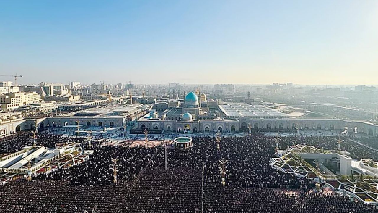 যুদ্ধের দামামা ছাপিয়ে ইরানে ঈদের জামাত