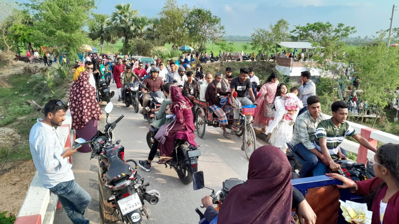 ঈদের ছুটিতে জয়পুরহাটের বিলের ঘাট কানায় কানায় পরিপূর্ণ দর্শনার্থীতে