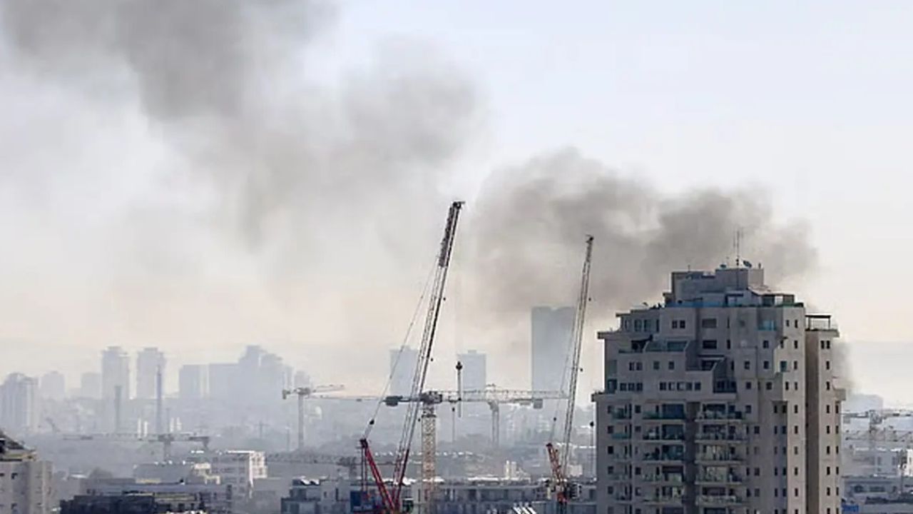 ১০ ঘণ্টায় ৭ দফা হামলা: ইরানের ক্ষেপণাস্ত্র বর্ষণে রণক্ষেত্র তেল আবিব ও ডিমোনা