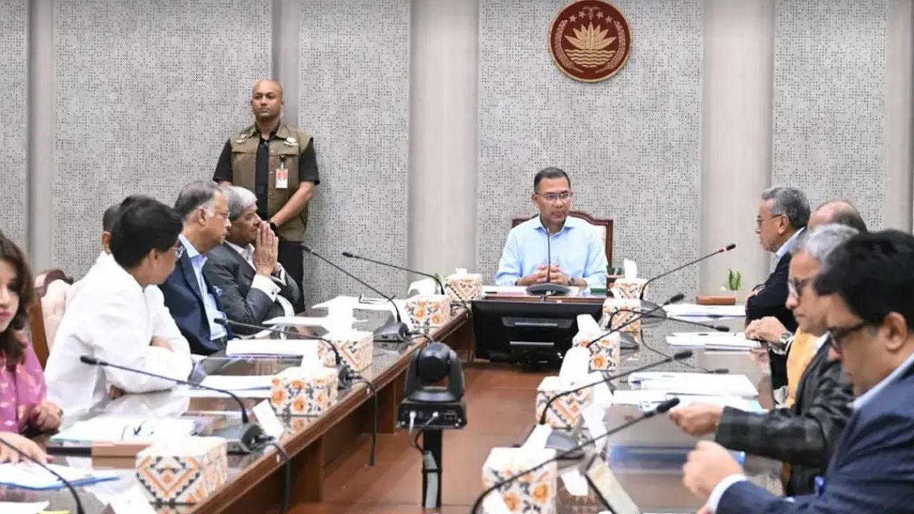 জ্বালানি পরিস্থিতি মোকাবিলায় সচিবালয়ে প্রধানমন্ত্রীর সভাপতিত্বে বিশেষ সভা অনুষ্ঠিত