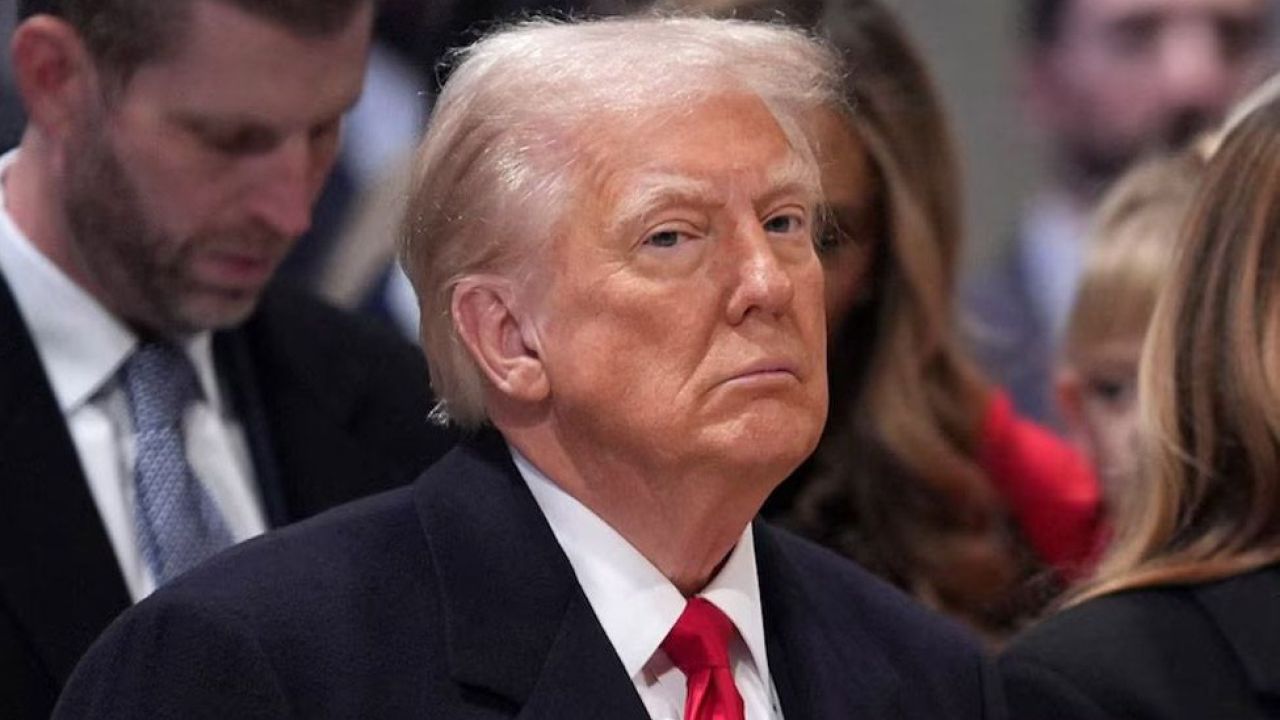 জ্বালানি সংকট ও ইরান যুদ্ধে রেকর্ড জনপ্রিয়তা হারিয়েছেন ট্রাম্প