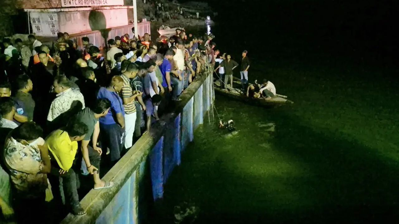 দৌলতদিয়া ঘাটে নিয়ন্ত্রণ হারিয়ে নদীতে বাস: ২ নারীর মরদেহ উদ্ধার, নিখোঁজ অনেকে