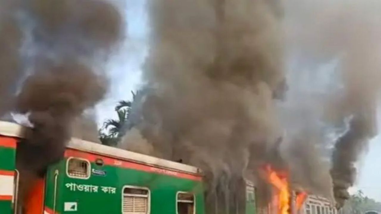 সীতাকুণ্ডে চট্টলা এক্সপ্রেস ট্রেনে ভয়াবহ অগ্নিকাণ্ড
