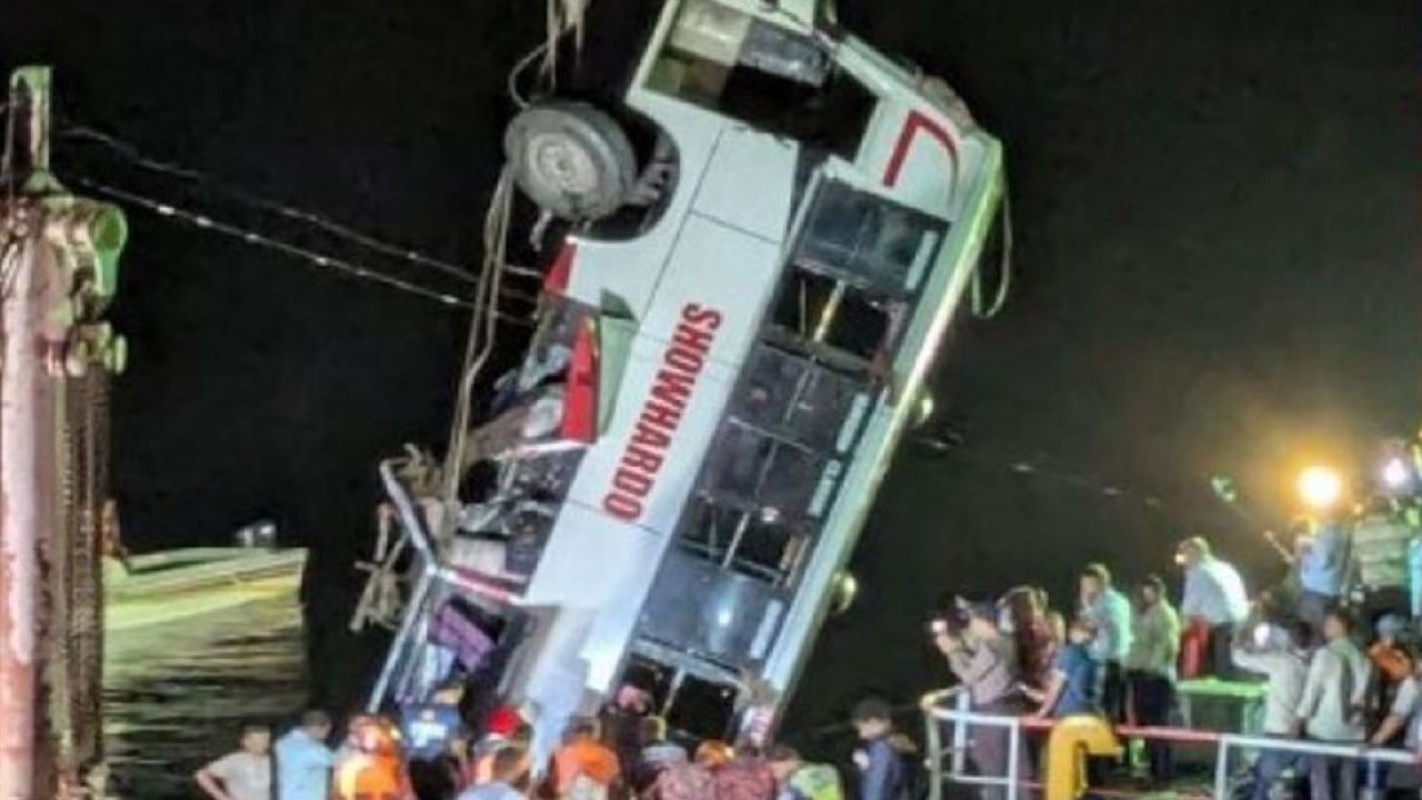 পদ্মায় তলিয়ে যাওয়া বাস উদ্ধার, মৃতের সংখ্যা বেড়ে ২৩