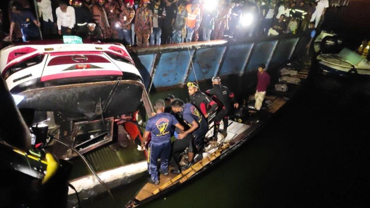 পদ্মা নদীতে বাসডুবিতে নিহত বেড়ে ২৪, উদ্ধার অভিযান সমাপ্ত