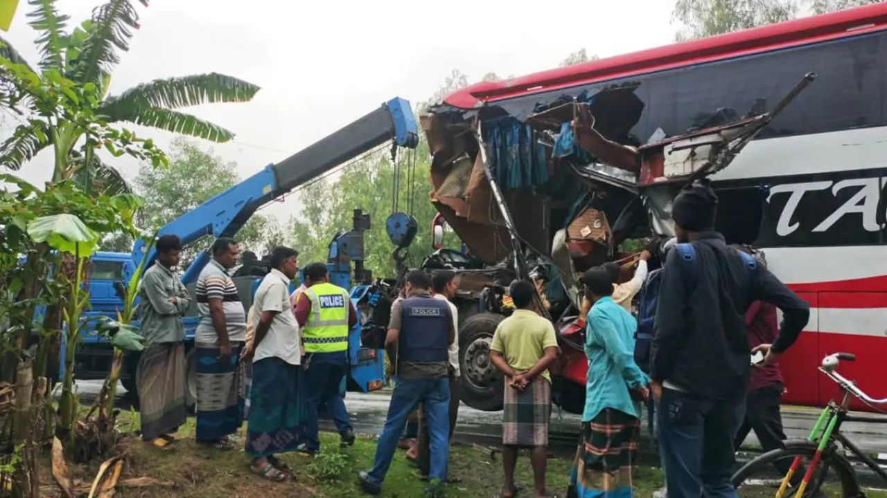 বিরামপুরে দাঁড়িয়ে থাকা ট্রাকে বাসের ধাক্কা, নিহত ২
