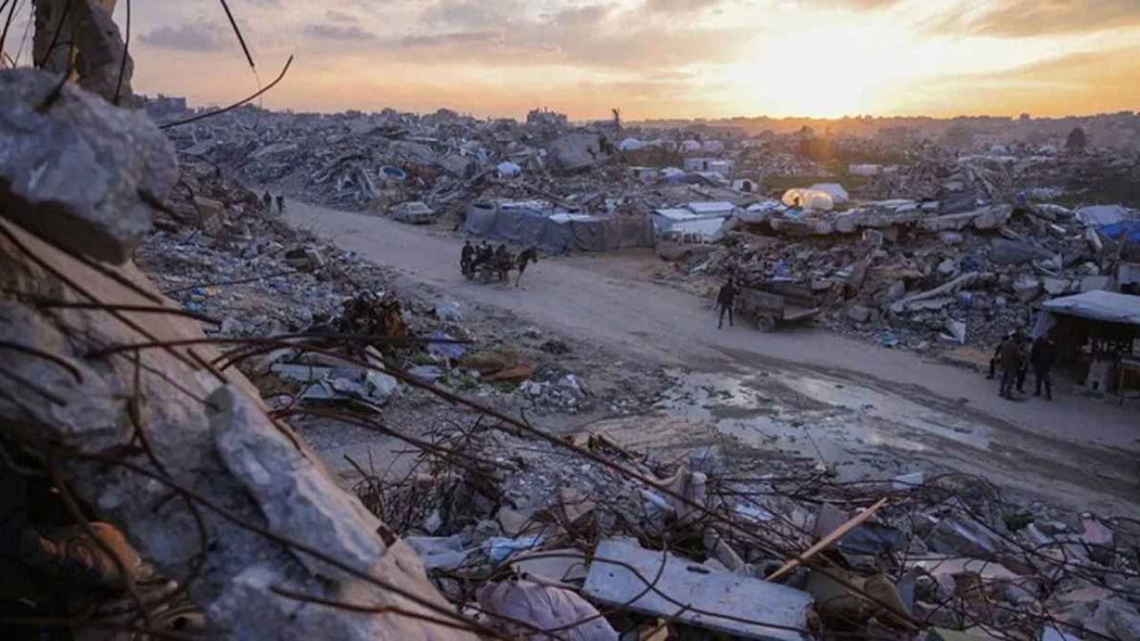 গাজায় চেকপোস্টে ইসরায়েলি বিমান হামলা: শিশু ও পুলিশসহ নিহত ৬