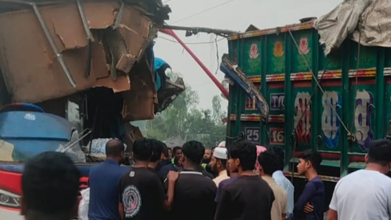 দিনাজপুরের বিরামপুরে বাস-ট্রাক সংঘর্ষে ২ যাত্রী নিহত, আহত অন্তত ১২