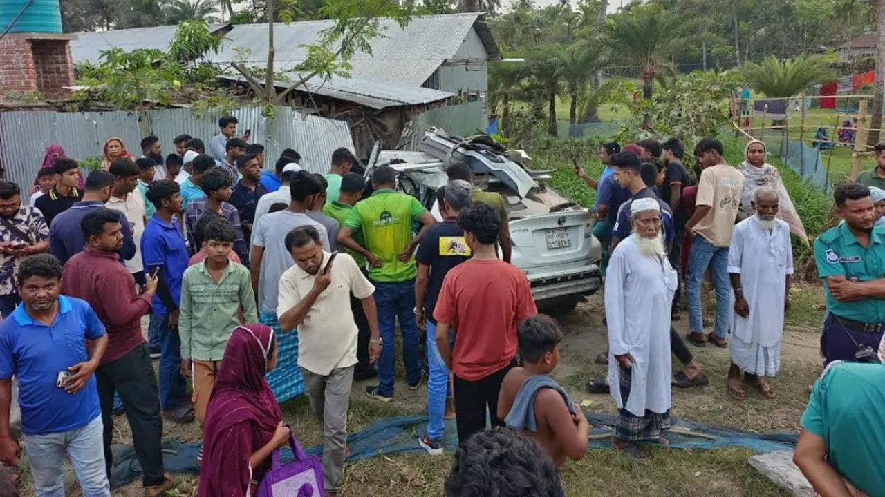 খুলনায় ট্রেনের ধাক্কায় দুমড়ে-মুচড়ে গেল প্রাইভেটকার: আহত ৪