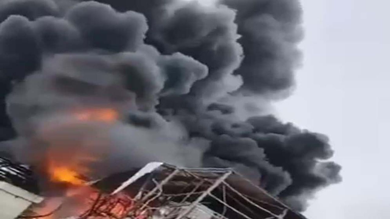 ইরানের ক্ষেপণাস্ত্র হামলায় দাউ দাউ করে জ্বলছে ইসরায়েলি শিল্পাঞ্চল: রাসায়নিক চুইয়ে পড়ার আশঙ্কা