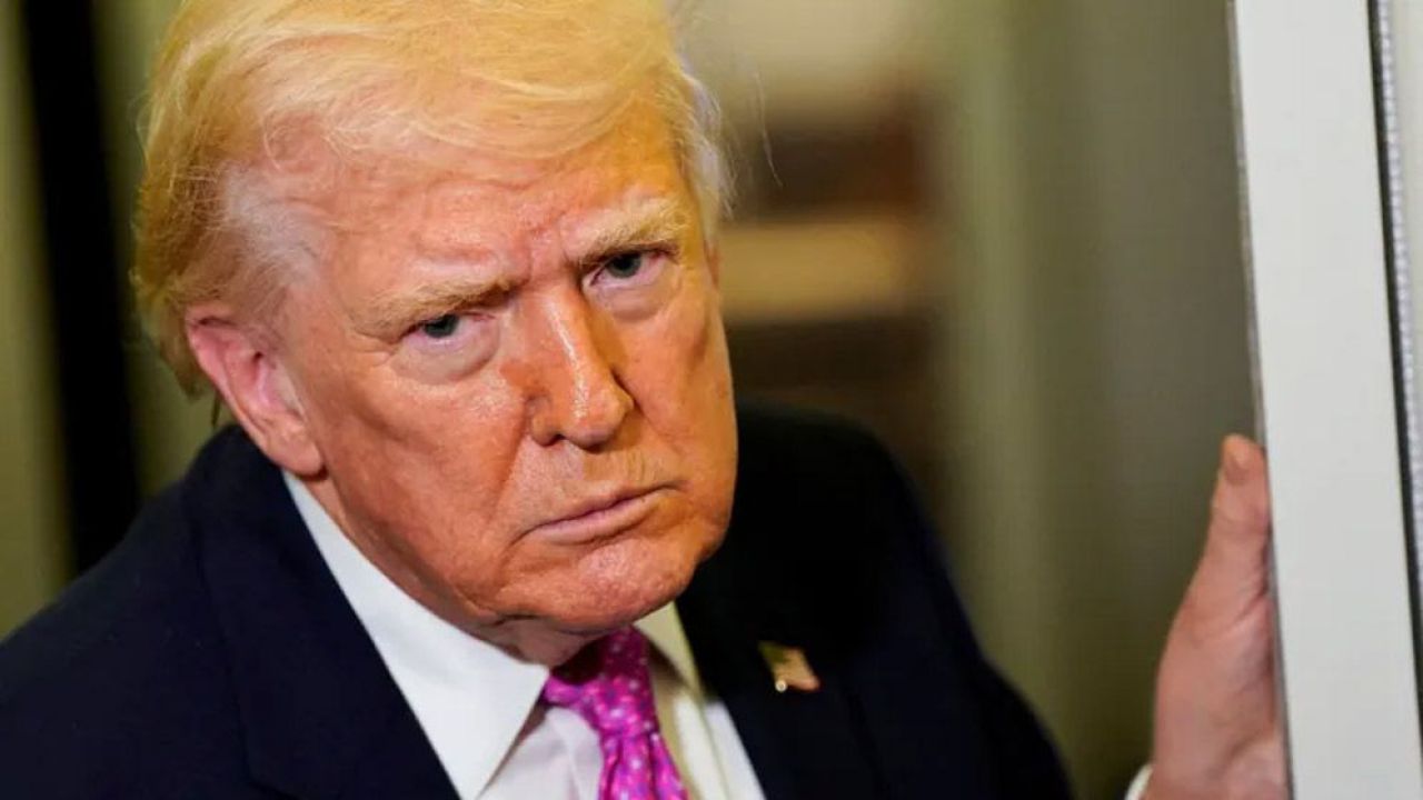 হরমুজ প্রণালি নিয়ে ট্রাম্পের বড় কৌশল বদল: যুদ্ধ শেষের পথ খুঁজছে হোয়াইট হাউস