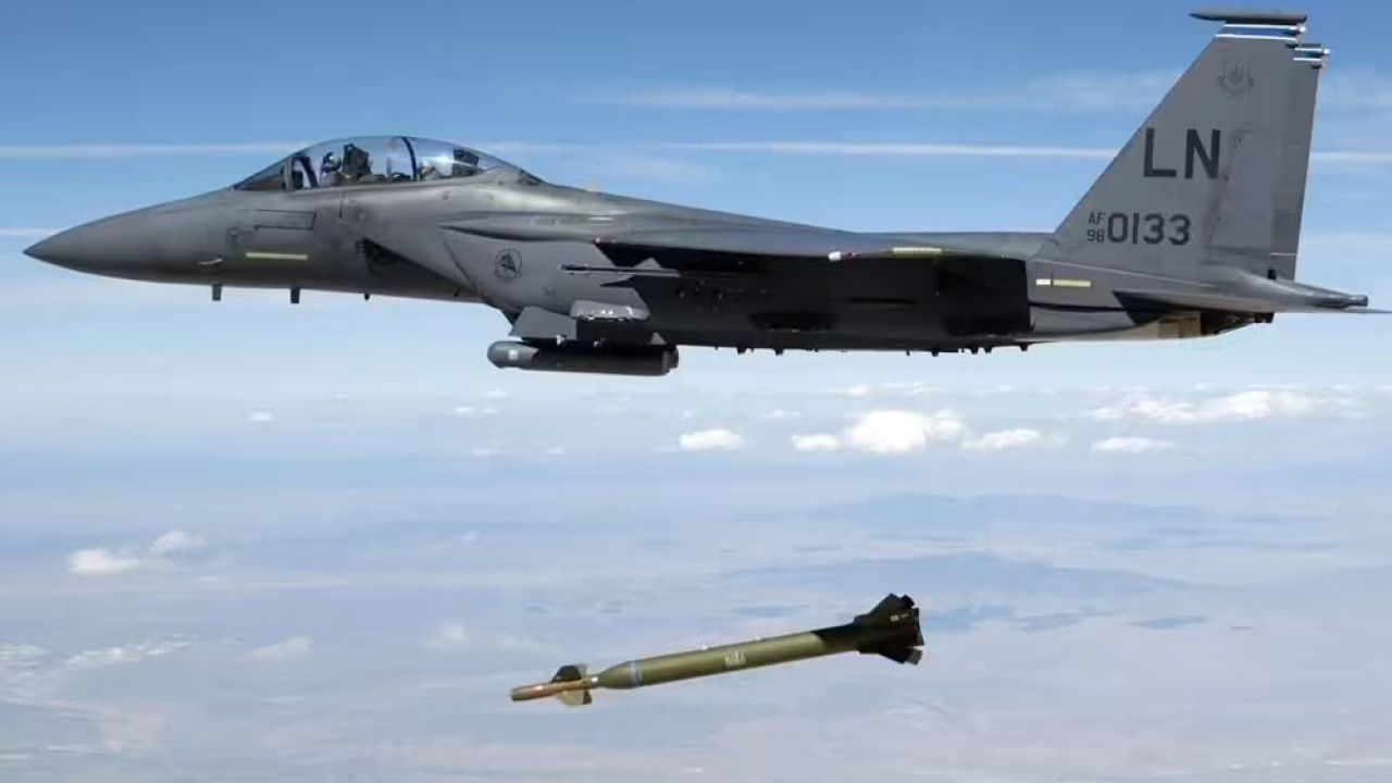 ইরানের অস্ত্র গুদামে মার্কিন ‘বাঙ্কার বাস্টার’ বোমার ভয়াবহ হামলা