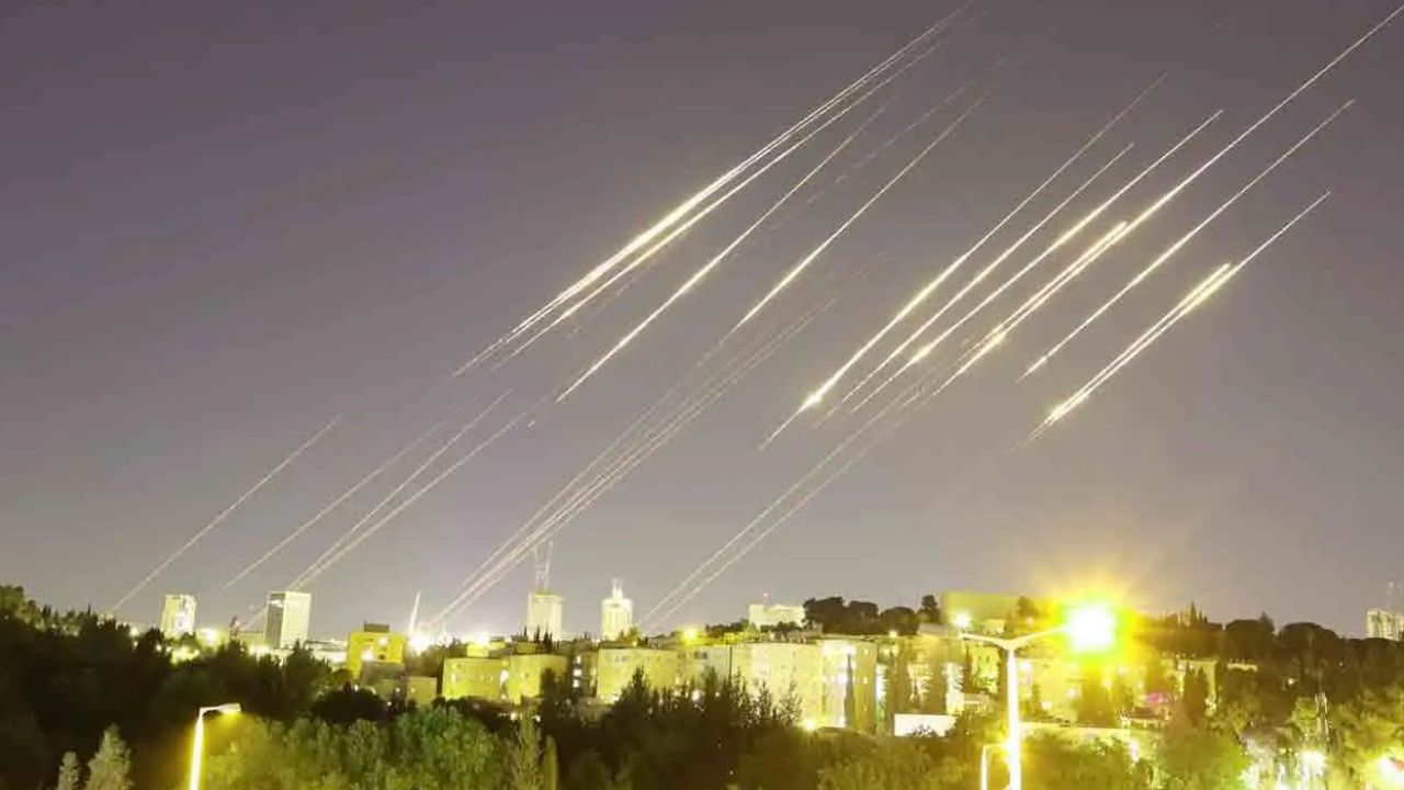 ইসরায়েল ও মার্কিন ঘাঁটিতে ইরানের ভয়াবহ হামলা: শতাধিক ক্ষেপণাস্ত্র ও ২০০ রকেট নিক্ষেপ