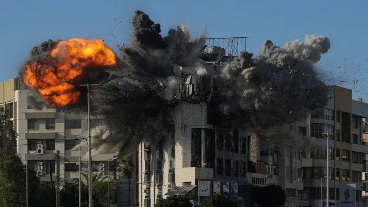 লেবাননে ইসরাইলের ত্রিমুখী হামলা: গত ২৪ ঘণ্টায় ৪০ হিজবুল্লাহ যোদ্ধা নিহত