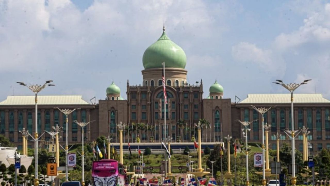 জ্বালানি সংকট মোকাবিলায় মালয়েশিয়ার কঠোর বিধিনিষেধ