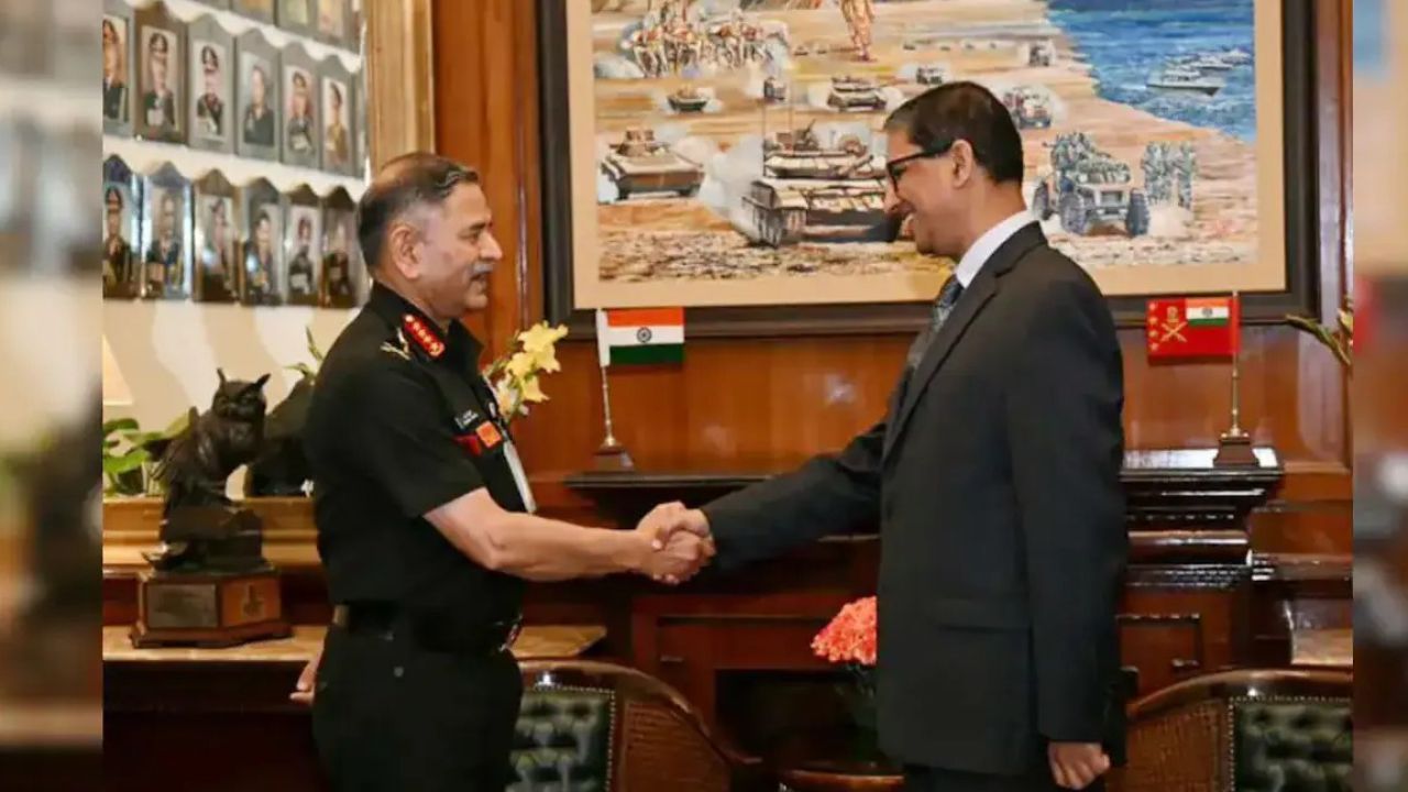 নয়াদিল্লিতে ভারতীয় সেনাপ্রধানের সঙ্গে বাংলাদেশি রাষ্ট্রদূতের গুরুত্বপূর্ণ বৈঠক