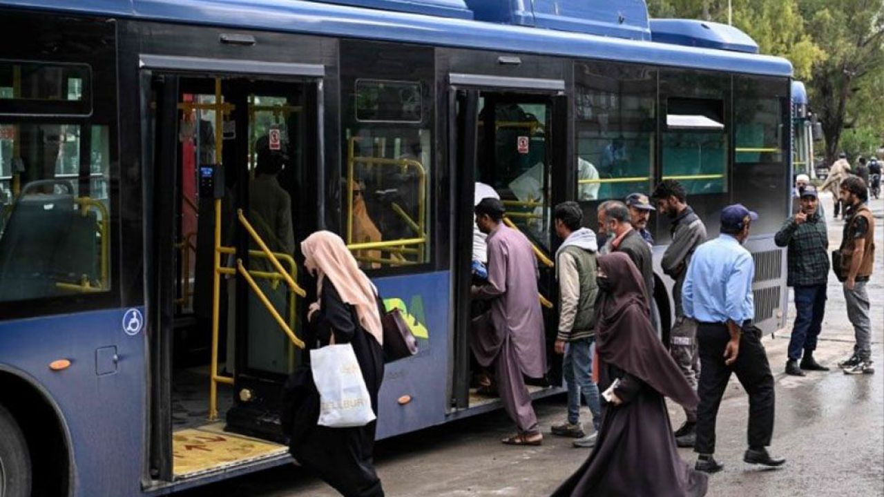  জ্বালানি সংকটের মাঝে পাকিস্তানে নতুন ঘোষণা: এবার পাঞ্জাবেও বাস ভাড়া ফ্রি