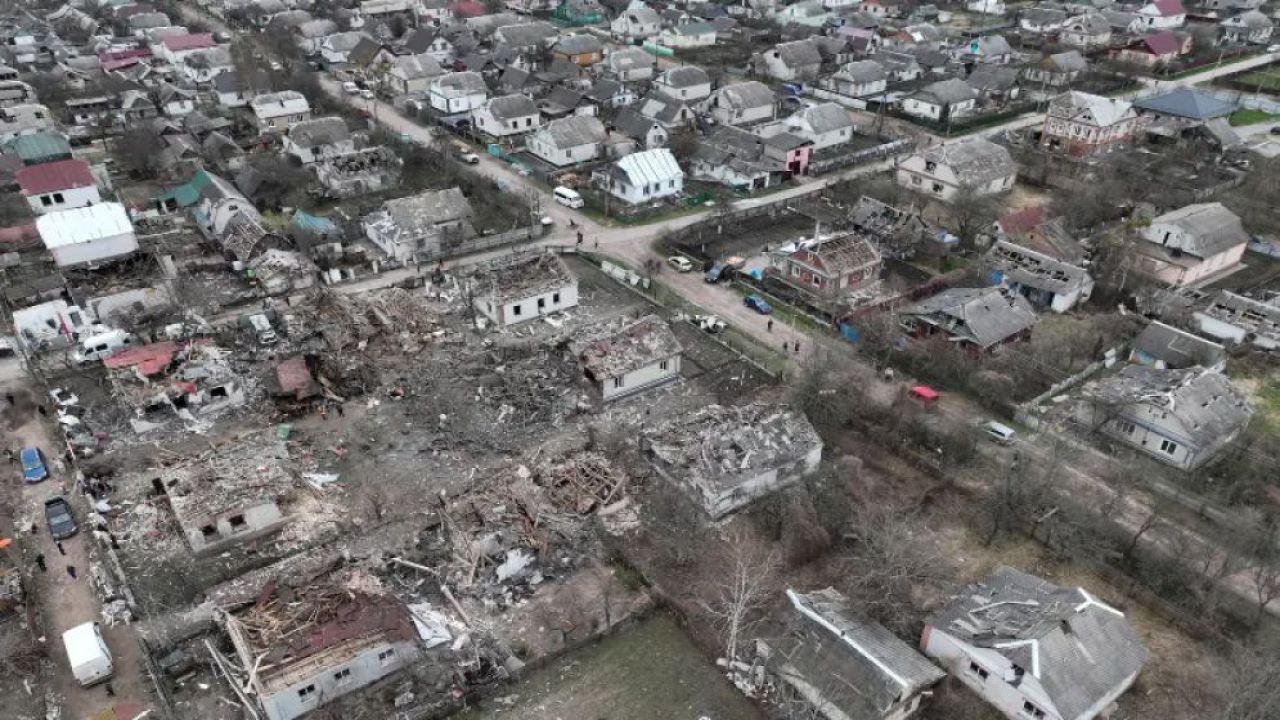 ইউক্রেনে রাশিয়ার ভয়াবহ হামলা: ৫ শতাধিক ড্রোন ও মিসাইল বর্ষণে নিহত ১০