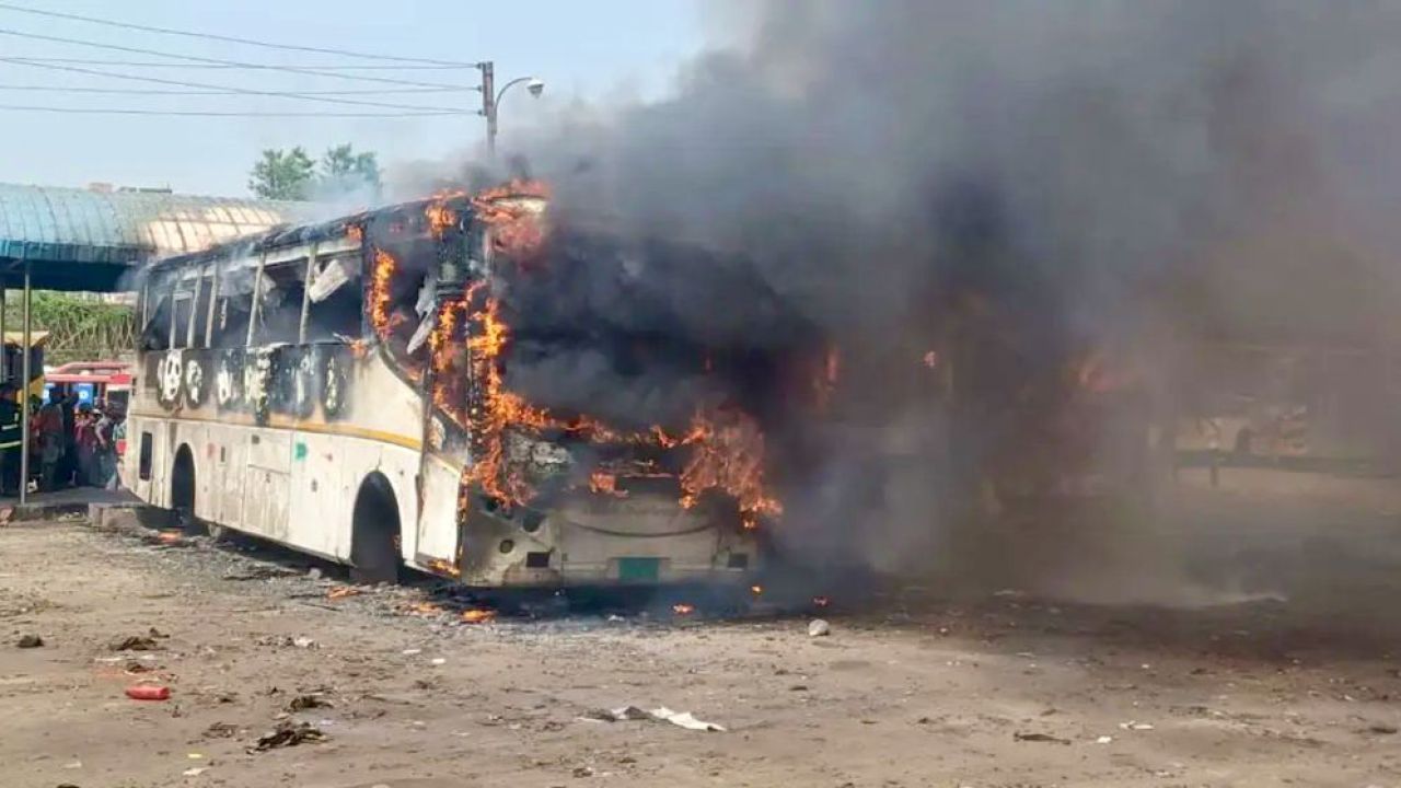 কুমিল্লার জাঙ্গালিয়ায় দাঁড়িয়ে থাকা ৩টি এসি বাসে ভয়াবহ অগ্নিকাণ্ড
