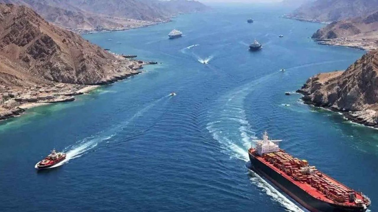 হুমকির মুখে নয়, যুদ্ধের ক্ষতিপূরণ পেলেই খুলবে ‘হরমুজ প্রণালি’: ইরান