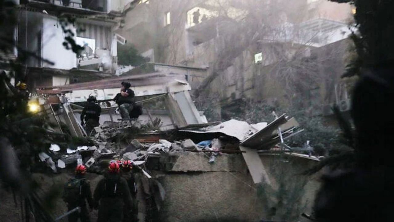 হাইফায় ইরানি ক্ষেপণাস্ত্র হামলার ধ্বংসস্তূপ থেকে দুই ইসরাইলির মরদেহ উদ্ধার