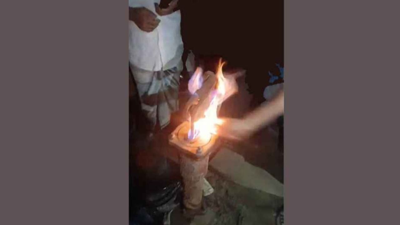 ‎চাটখিলে টিউবওয়েলের পানিতে গ্যাস, দিয়াশলাই ধরাতেই জ্বলে উঠল আগুন