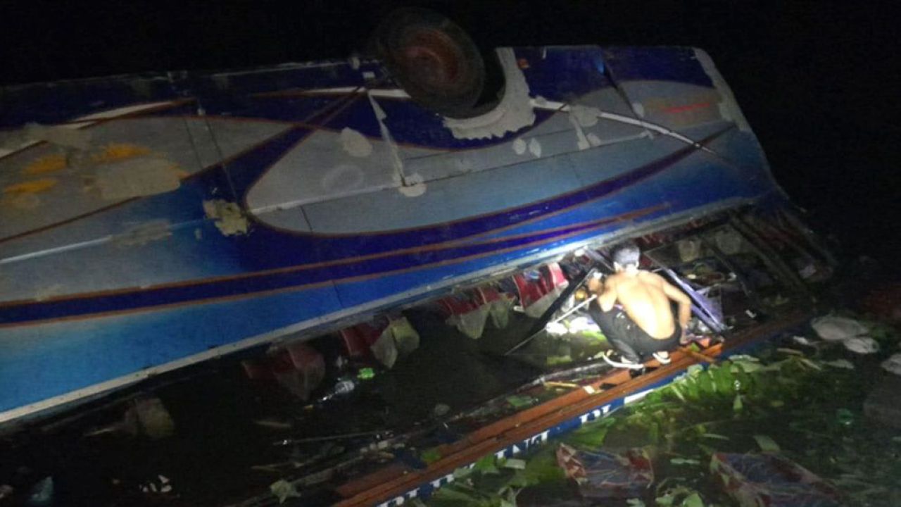 দাউদকান্দিতে নিয়ন্ত্রণ হারিয়ে জলাশয়ে বাস: নিহত ১, আহত ১৫