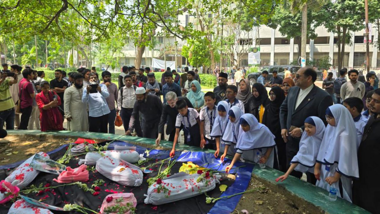 বাংলাদেশি জাহাজ দ্রুত হরমুজ প্রণালি পাড়ি দিতে পারবে বলে ইরানি রাষ্ট্রদূতের আশ্বাস