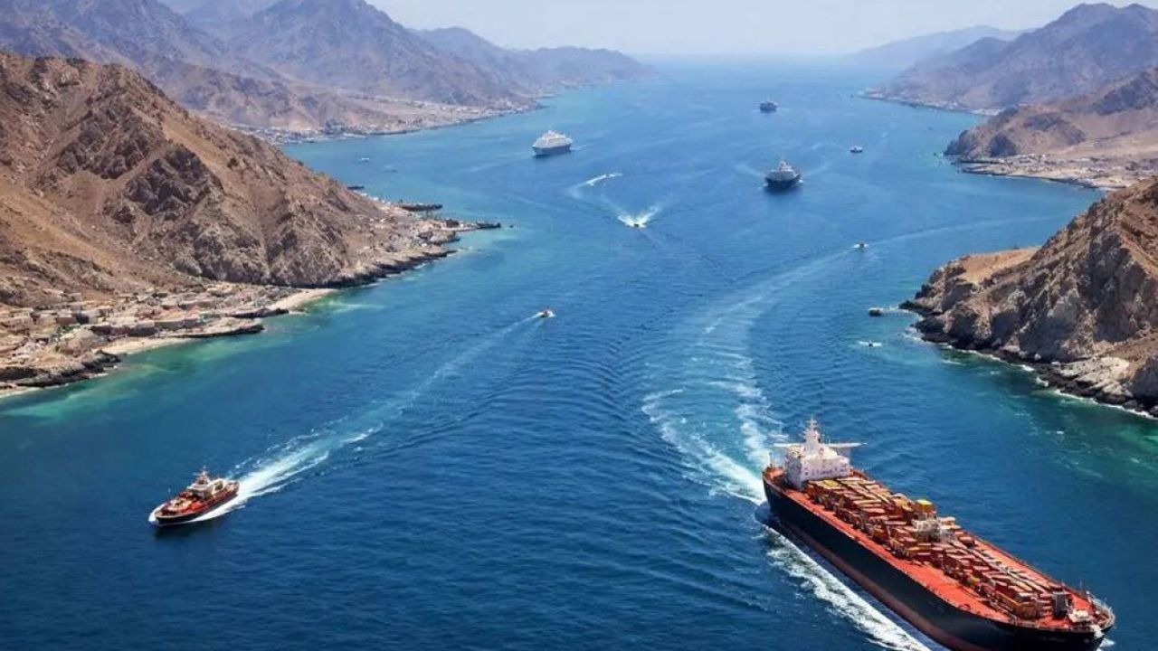 দুই শর্তে হরমুজ প্রণালি দিয়ে বাণিজ্যিক জাহাজ চলাচলের অনুমতি দিল ইরান