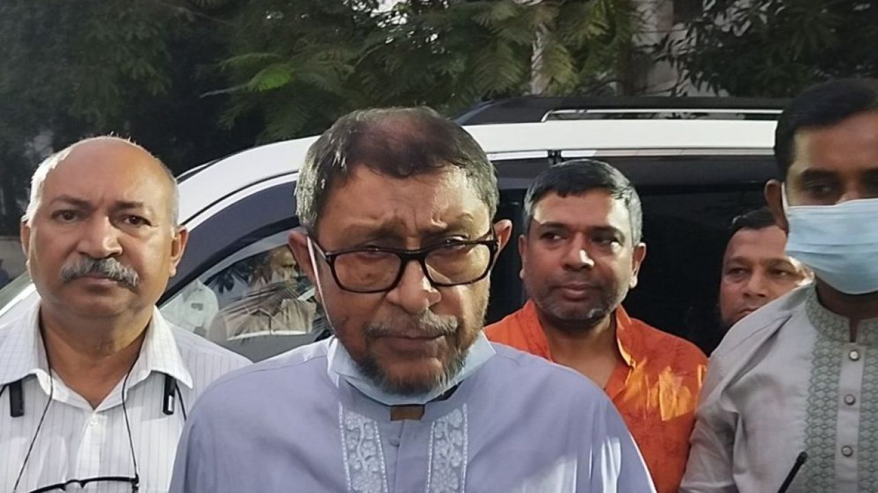 ঢামেকে সংকটাপন্ন রোগীর শারীরিক অবস্থার খোঁজ নিলেন স্বাস্থ্যমন্ত্রী