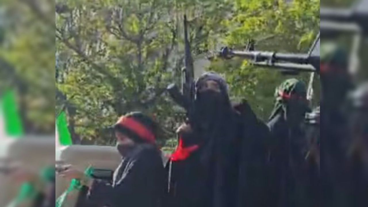 তেহরানের রাজপথে অস্ত্র হাতে হাজারো নারীর বিক্ষোভ