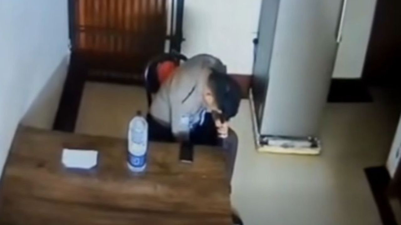 খুলনায় দায়িত্বরত অবস্থায় নিজের মাথায় গুলি করে পুলিশ কনস্টেবলের আত্মহত্যা