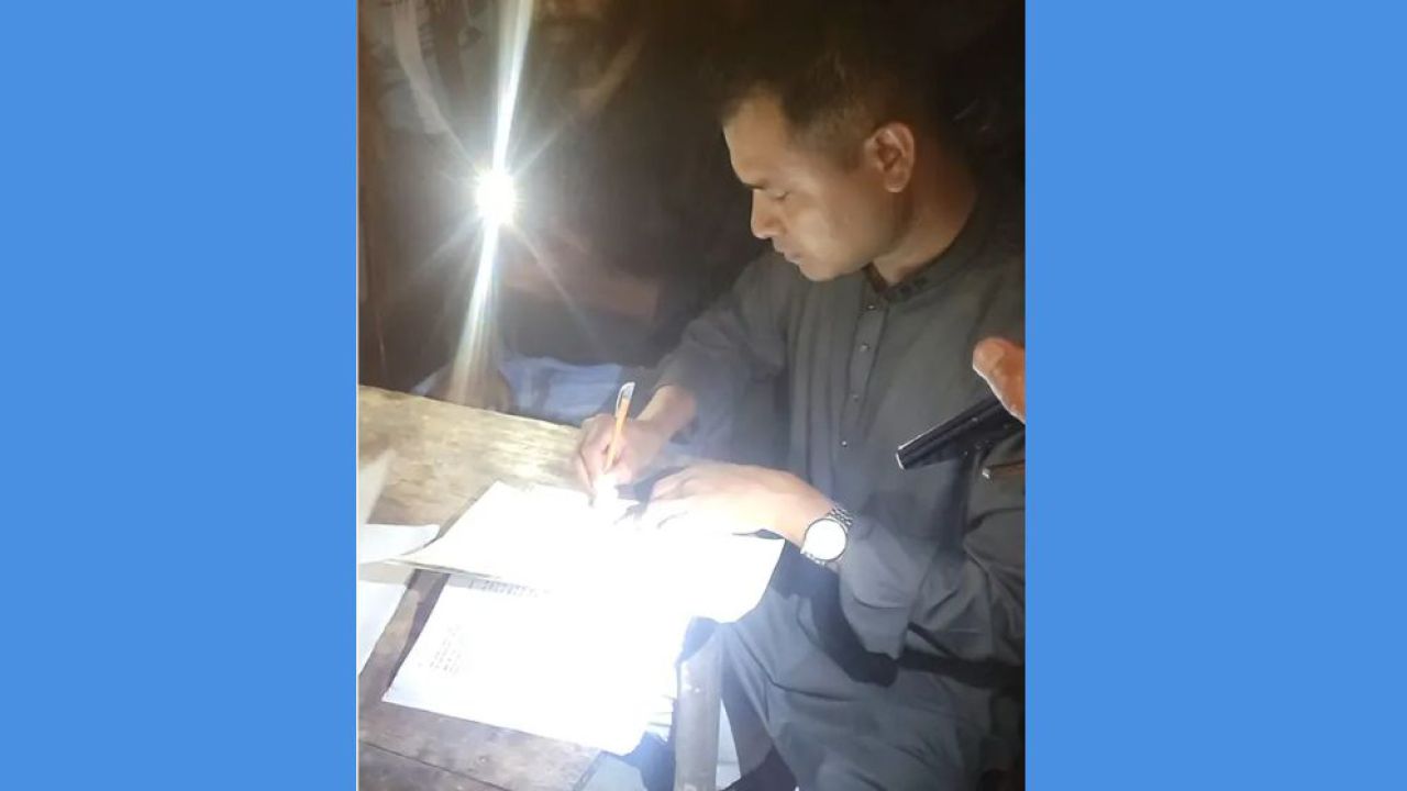 নীলফামারীতে প্রবাসীর স্ত্রীকে বিয়ের প্রস্তাব দিয়ে আটকালেন পুলিশ সদস্য