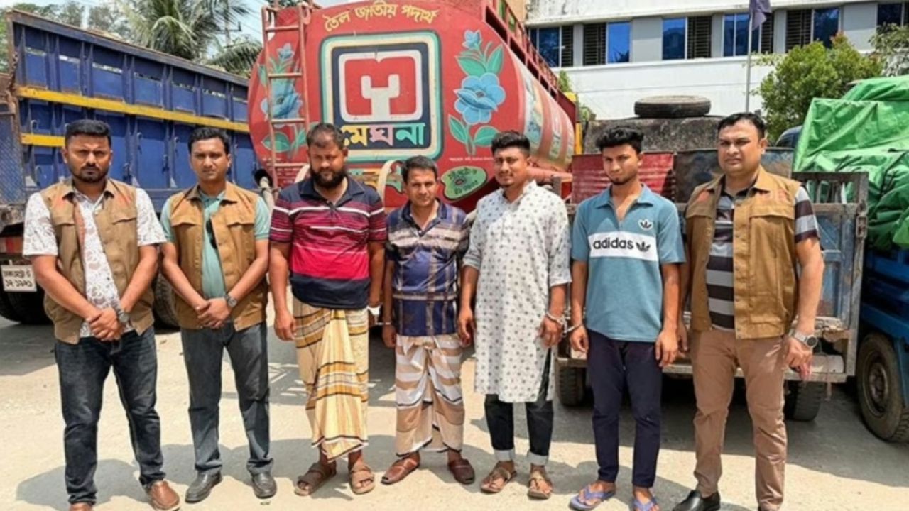 নোয়াখালীতে ১৪০০ লিটার ডিজেলসহ গ্রেফতার ৪