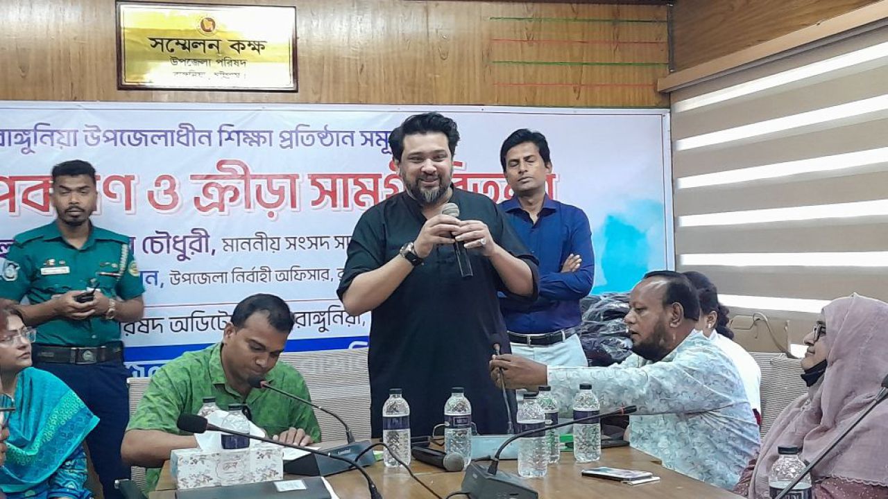 সরকারি কর্মকর্তারা বাস্তব জীবনের প্রকৃত নায়ক, রাঙ্গুনিয়ায় হুম্মাম কাদের চৌধুরী