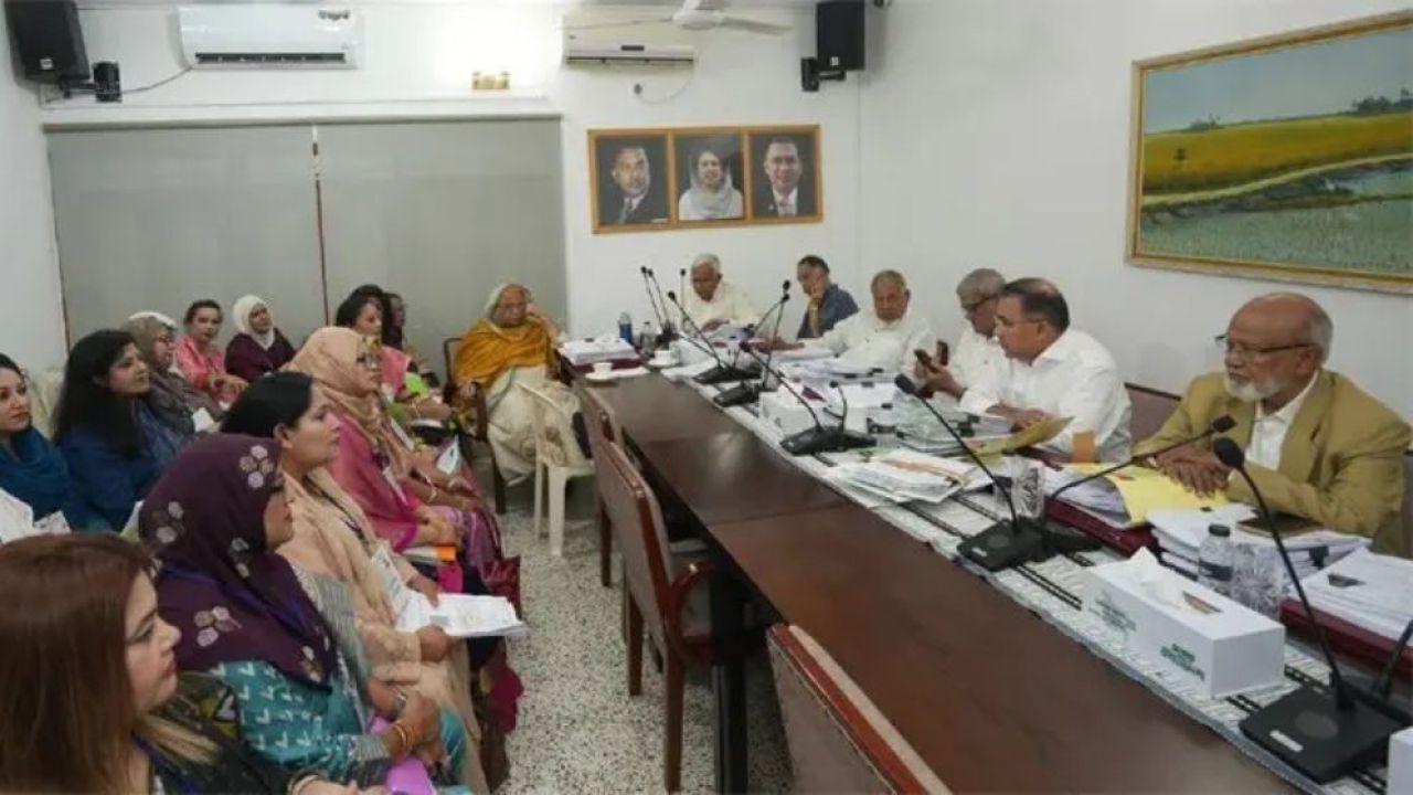 গভীর রাতেও গুলশান কার্যালয়ে দাপ্তরিক কাজে ব্যস্ত প্রধানমন্ত্রী তারেক রহমান