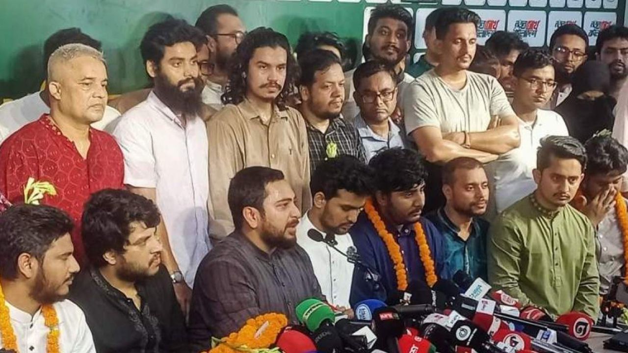 জাতীয় নাগরিক পার্টিতে বৈষম্যবিরোধী ছাত্র আন্দোলনের শীর্ষ নেতাদের আনুষ্ঠানিক যোগদান