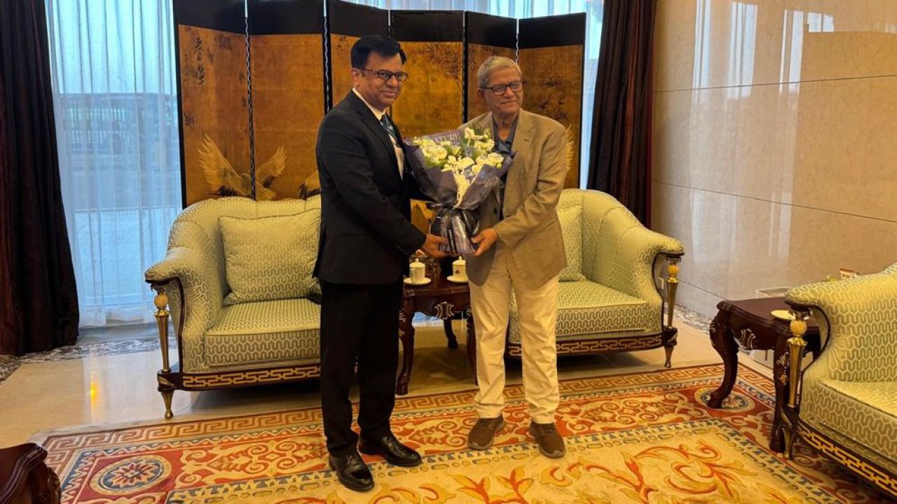 চীন সরকারের বিশেষ আমন্ত্রণে রাষ্ট্রীয় সফরে বেইজিং পৌঁছেছেন মির্জা ফখরুল