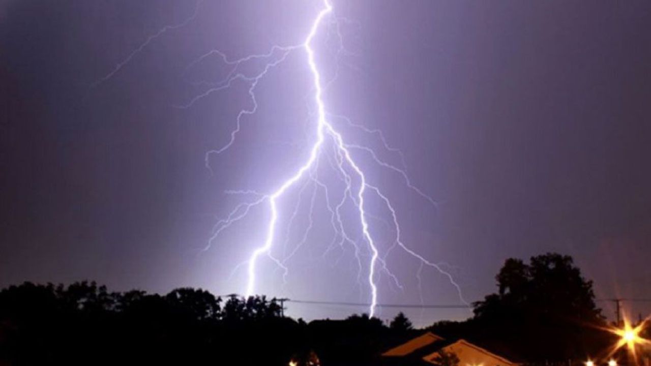 নীলফামারীতে বজ্রপাতে ভ্যানচালকের মৃত্যু; শিক্ষক গুরুতর আহত