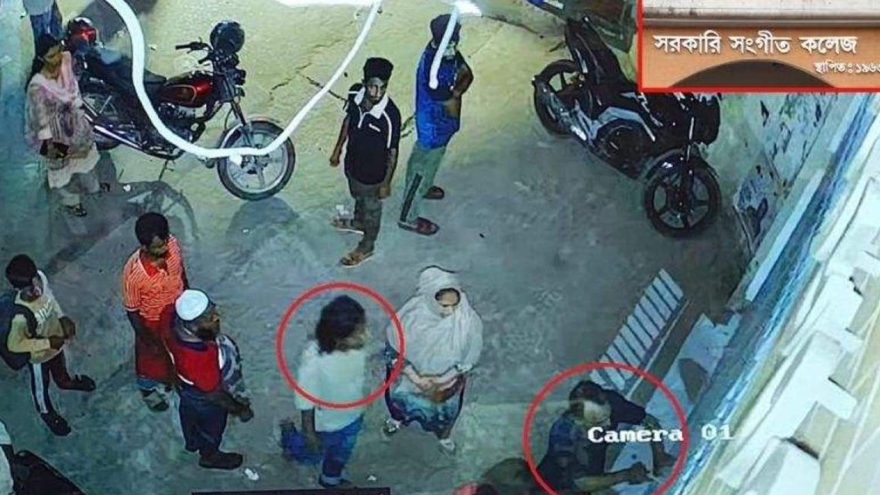 সরকারি সংগীত কলেজের গেটে তালা দিলেন সাবেক শিক্ষার্থীরা