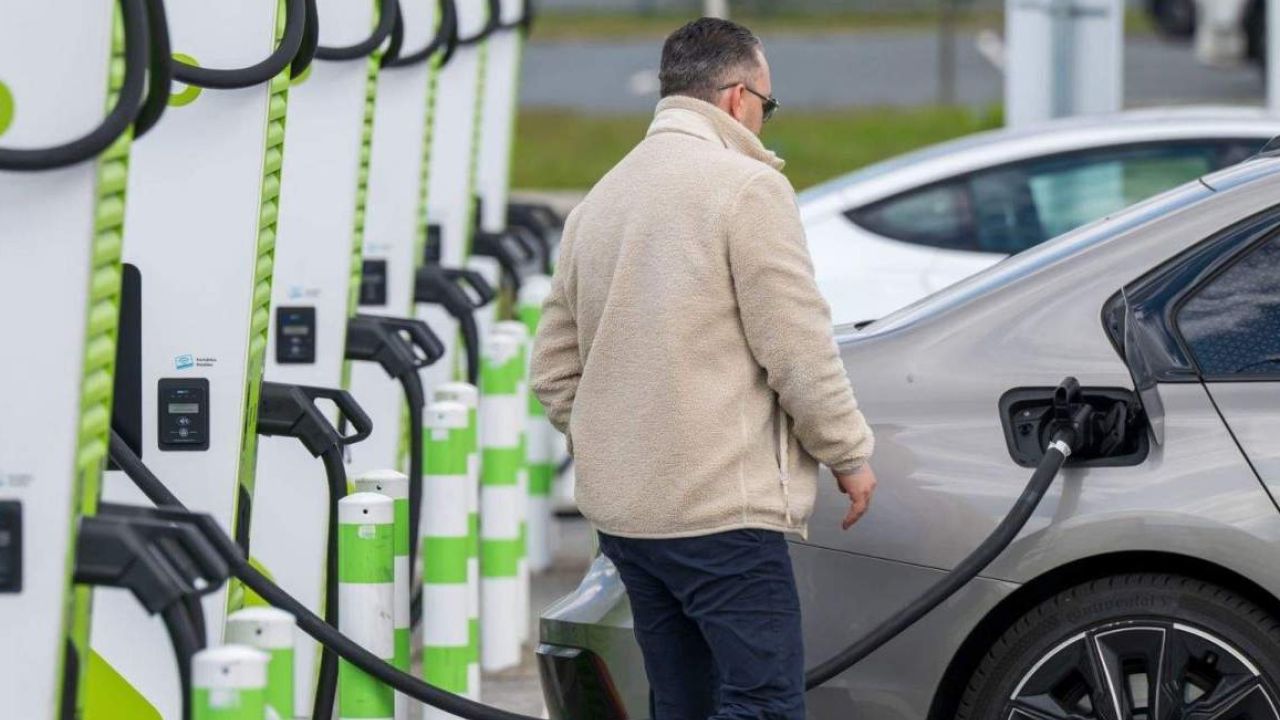 জ্বালানি তেলের দাম বৃদ্ধিতে ইউরোপে বৈদ্যুতিক গাড়ির রেকর্ড বিক্রি